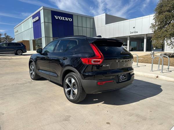2025 Volvo XC40 B5 PLUS TEMÁTICA OSCURA - $45,815 (Volvo Cars Hill Country)63439785912193123