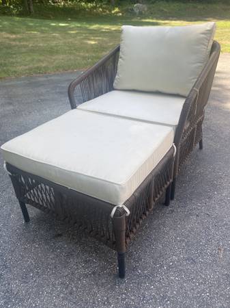 Silla nueva para exterior/interior con otomana y cojines - $225 (Northboro Berlin)63439222893441121