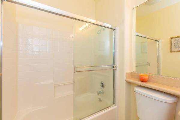 $2,949 / 2br - 1179ft2 - Tu nuevo hogar: cocina moderna, piscinas, spas y acceso controlado (17621 W. Pauline Ct., Canyon Country, CA)63701166971139124