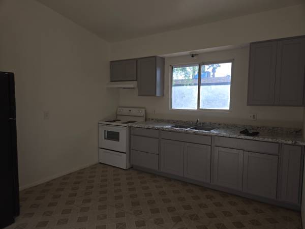 $1,100 / 2br - 900ft2 - 2 bedroom, 1 bath apartment with yard, water/sewer/trash PAID (Indian school/23rd ave)64024999819265120