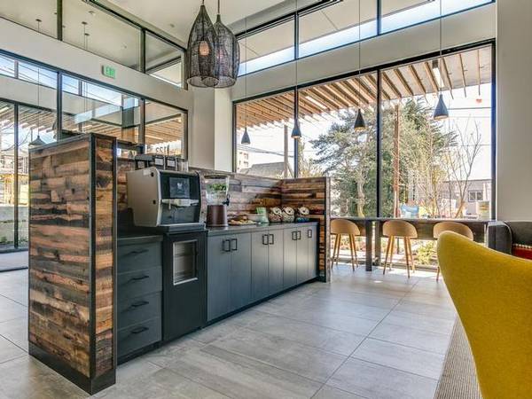 $3,408 / 2br - 1009ft2 - Quartz Countertops, Puget Sound views, Dog Run/Pet Friendly (Seattle)63934550371459123