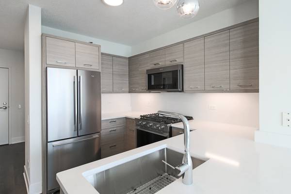 $1,955 / 570ft2 - Estudio hermoso con lavadora/secadora, portero 24 horas, gimnasio, piscina, terraza solar (Fulton Market)63771197160451122