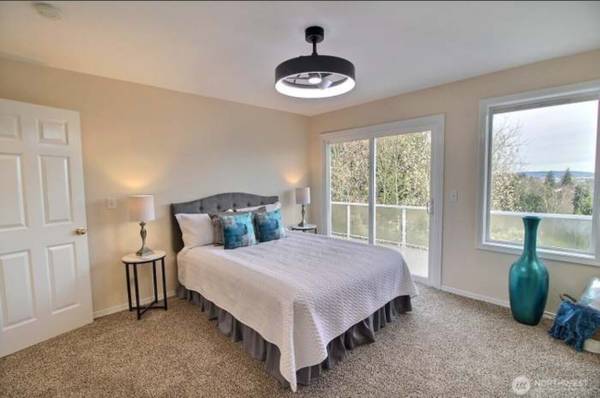 $3,599 / 3br - 2600ft2 - Beautiful Lake Washington view house in Renton (Renton)63866941687555123