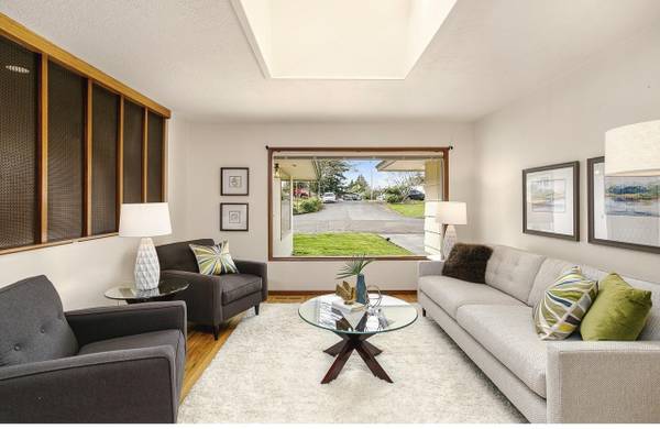 $2,820 / 2br - 1496ft2 - Light-filled living room with skylight, hardwood floors, & built-ins! (Milwaukie)63831465165315123