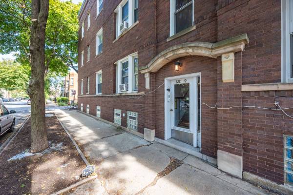 $1,950 / 2br - LARGE 2 Bed in HEART of Roscoe Village! FREE Heat | Parking Available! (Roscoe Village)63959878703107121
