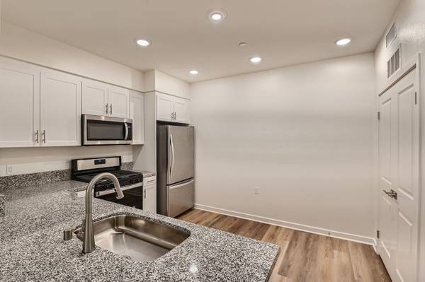 Spacious 2Bed 2Bath With Peninsula Kitchen, Open Floor Plan + More 1