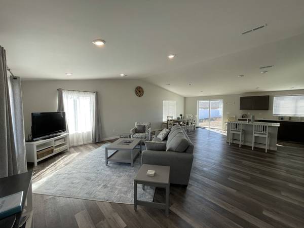 $2,500 / 3br - 1664ft2 - Off Season Furnished Home - Manzanita Drive Manson (Manson)63828063540609123