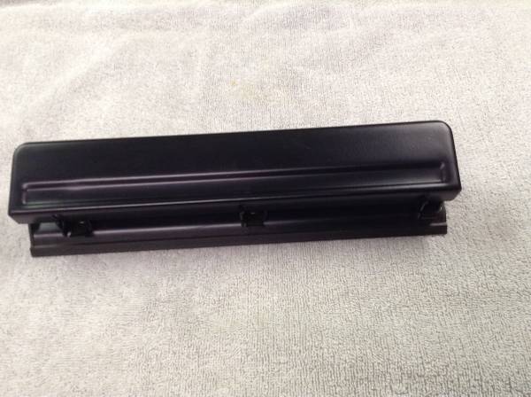 3-HOLE PAPER PUNCH 1