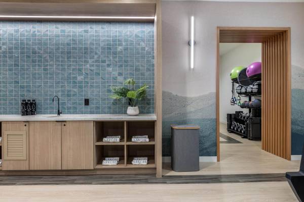 $2,257 / 1br - 632ft2 - Stunning, Affordable 1 BR /1 BA  with Wood-Style Flooring (Downtown Bellevue)63934420243202123