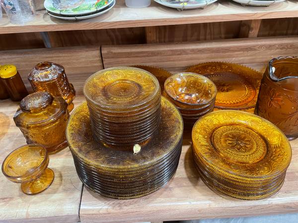 AMBER GLASS ASSORTMENT COLLECTION. 1