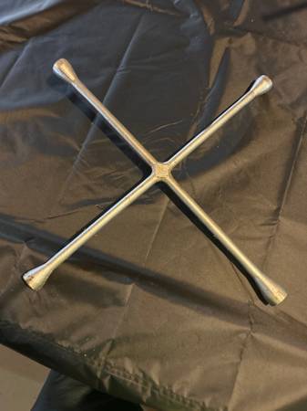 LUG WRENCH 4 WAY 1