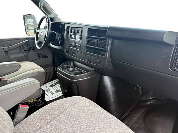 2018 GMC SAVANA G3500 14FT - Photo 9