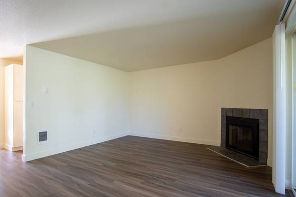 $1,450 / 2br - Spacious Top Floor 2-Bedroom w Fireplace, W/D, D/W, & Parking! (Gresham)63895123763075122