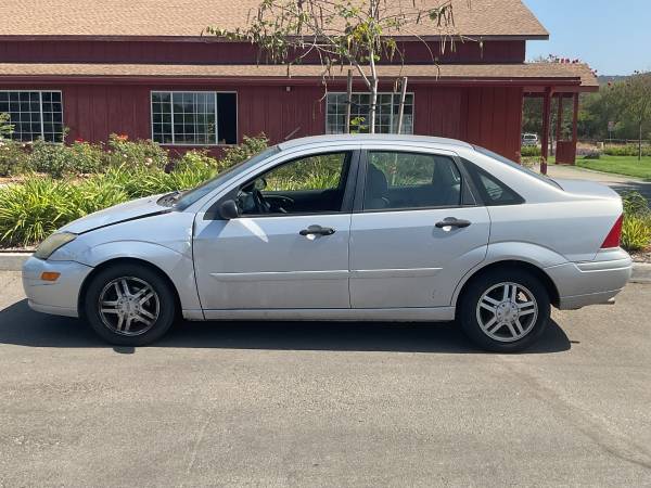 Ford Focus SE 2002, funciona y maneja bien, buenos neumáticos, 82.000 millas, cierres eléctricos - $1.995 (San Marcos)63440450059011121