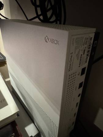 XBox One S 1 TB and 1 controller 1