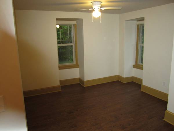 $1,150 / 1br - Custom archetectural Features!! Country location. Quiet (Bethel Township)63754674099841123