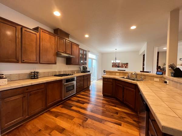 $2,895 / 3br - 2821ft2 - Bright & Inviting 3-Bedroom Hillsboro Retreat with Gas Fireplace (Hillsboro)63672600945409122