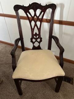 Large elegant dining table w/6 chairs and 2 expandtion leifs 1