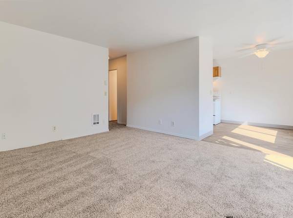 $1,400 / 2br - Planos de piso estilo jardín o adosado - Dos dormitorios, excelente personal (Portland)63895015220611123
