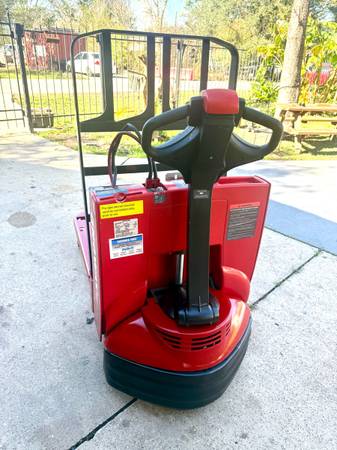 RAYMOND PALLET JACK 1