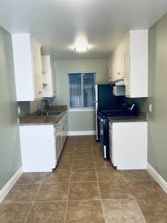 $2,395 / 2br - **SPACIUS TOWN HOUSE 2 BEDROOM 1.5 BATHS AVALIABLE MOVE IN READY** #8 (oakland east)63852073640323122