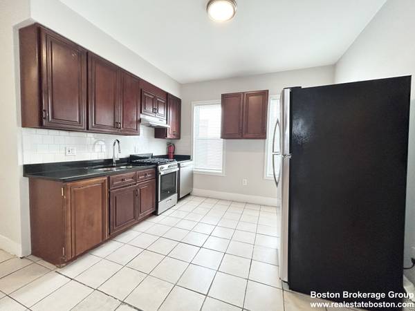 $2,500 / 3br - **NO FEE ** Third floor Dorchester 3 bed 2 bath. Cat ok (Dorchester)64213538919683120