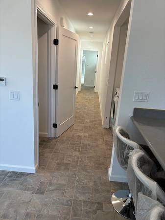 $1,296 / 2br - Hogar Eficiente Energéticamente de 2 Dormitorios con Organizadores Integrados para Armarios (Encinitas)63663802508035123