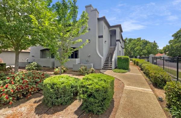 $1,250 / 1br - 722ft2 - 5201 Laguna Oaks Dr (UNIT 5) (Elk Grove)64043836329859120