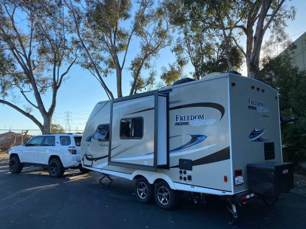 Coachmen Freedom Express Ultra Lite 192RBS Travel Trailer 1