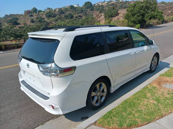 2012 Toyota Sienna - $12,86063476603099649124