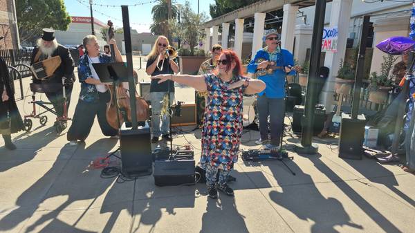 Are you looking for a New Year's Eve Party Band? 1