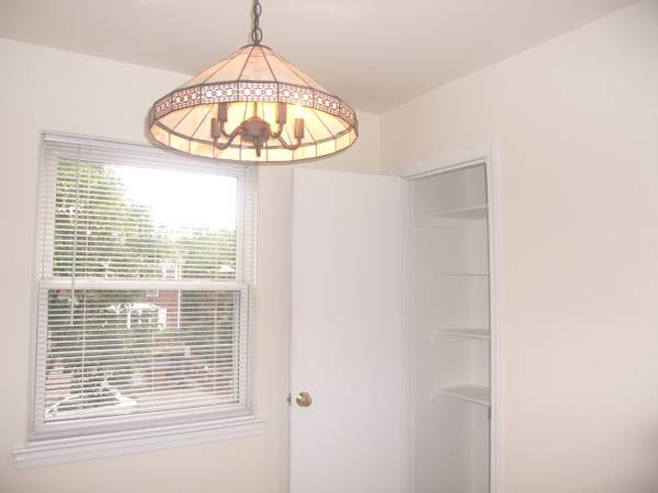 $3,000 / 3br - 3BR1.5BathsRENOVATEDEat-in-KitWOODfl,L-shapeDR/LR,KINGmasterBRair cond (Whitestone near North Flushing)63788528595587123