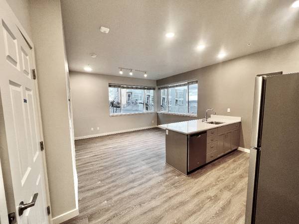 $1475.00 ONE MONTH FREE w/12 month lease! McCormick Heights in Tacoma!63814735866625123