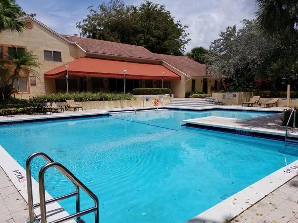 $2,150 / 2br - UNIQUE 2 STORY CONDO.. UPDATED KITCHEN.. WALK TO CYRPESS PARK (CORAL SPRINGS)64002012782082123
