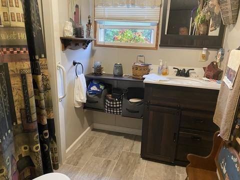 $1,402 / 1br - 870ft2 - maintained mobile home in Heritage Park with fenced area and carport. (Warren, MA)64017044934401121