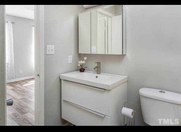 $1000 / 2 habitaciones - Alquiler de habitación principal + baño incluye todos los servicios (límite de Raleigh con Cary)63470393143681121