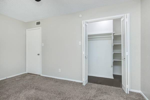 $1,030 / 1br - 738ft2 - Package Receiving, Tile Backsplash, 1bd 1ba (2217 Ridgmar Blvd, Fort Worth, TX)63796257588609120