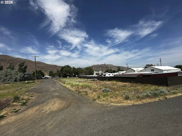 $19,000 0.18 acres en Locust St - ¡Vecino de la escuela! (Roosevelt, WA)