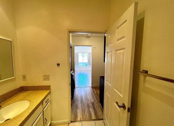 $3200.00 / 2br - 1172ft2 - 5420 Sylmar Ave63701148471683121