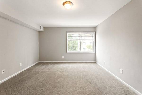 $1,672 / 1hab - 690ft2 - ¡Refugio Tranquilo con Pisos de Lámina de Vinilo y Balcón! 🌿 (2246 N Beauregard St, Alexandria, VA)63822293913601120