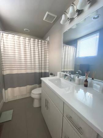 $1,590 / 1hab - 2873ft2 - Dormitorio principal/baño - VIDA LACUSTRE EN UN TOWNHOME DE LUJO CON AZOTEA PRIVADA (Sloan's Lake)63973504139138123