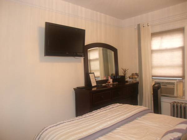$2,500 / 2br - 2BRnear BAYSIDE LIRR,RENOVATEDkit/DW/LARGE LR,WOODflr,KINGsizeMasterBR (Bayside near NORTH Flushing and Whitestone)63689844068483124