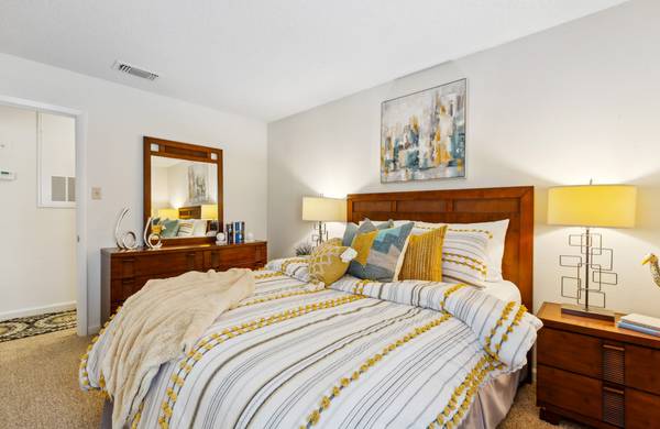 $1,030 / 1br - 650ft2 - RENOVATED with WASHER & DRYER -  Spacious 1 Bed / 1 Bath (Regency Club Apartment Homes)63678527338497124