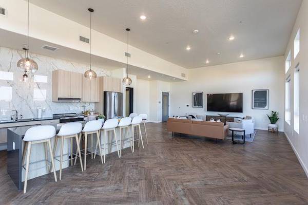$1,953 / 3br - 1118ft2 - Spacious Walk-In Closets, A Must See, 9' Ceilings (The Village)63794970775297124