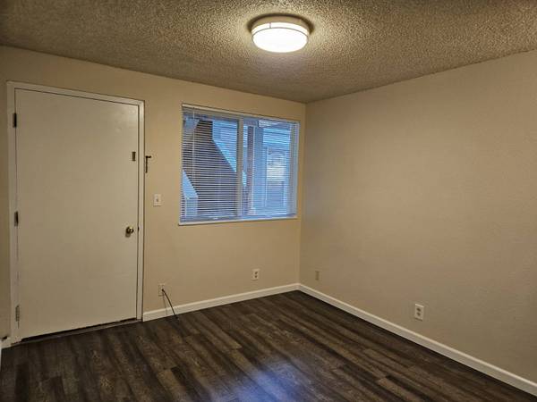 $650 / 1br - WIFI & UTILITIES INCLUDED - 441 E 17th #5 (Campus)63977276093571124