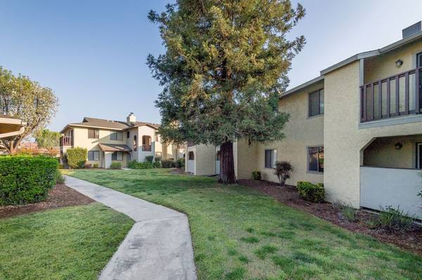 $1,655 / 2br - 885ft2 - Just what you have been waiting for! (2001 E. Cross Ave Tulare CA)63809642953603121