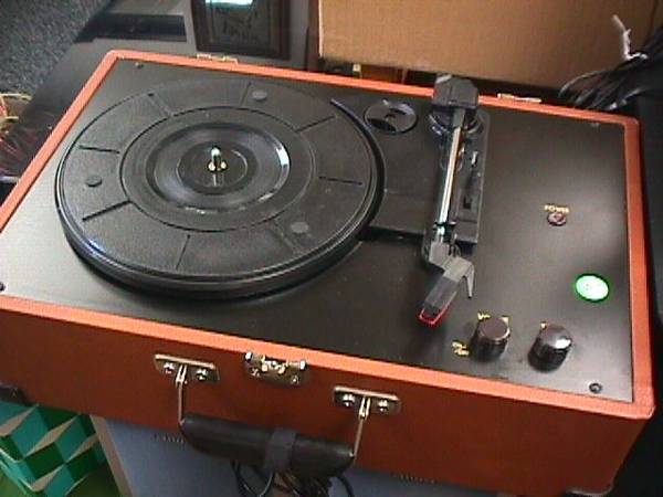 Crosley Suitcase Record Player 1