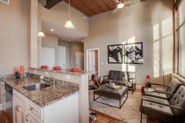 $2,255 / 2br - 925ft2 - Dont Miss out on this large 2 bedroom with Oversized Mill Windows (222 west street)63931790322051120