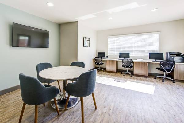 $2,696 / 2 habitaciones - 858 pies² - Área de asientos con foso de fuego, pisos estilo madera, 2B/1B (13409 Midland Rd, Poway, CA)63663904468865120