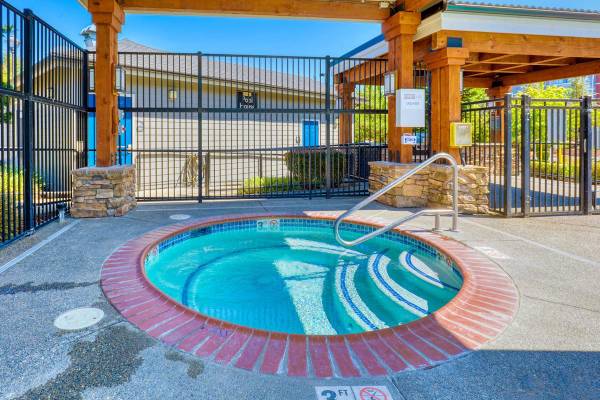 Chill Out Poolside-Spacious Studio/1 BA w/ USB Outlets 1